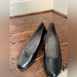 Black pumps - size 11, worn 1x, professional heels